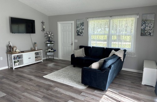 Okeechobee Cottage | Secluded charming two bedroom cottage