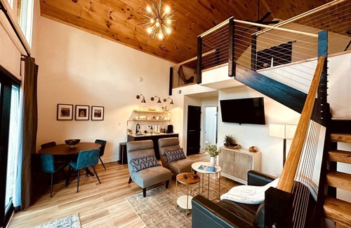 Sevierville Cottage | Secluded Cottage Nestle in the Woods in Sevierville, Tennessee