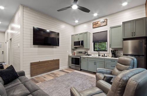 Elmira House | Secluded Getaway, Centrally located newly built barndo, AC & WIFI
