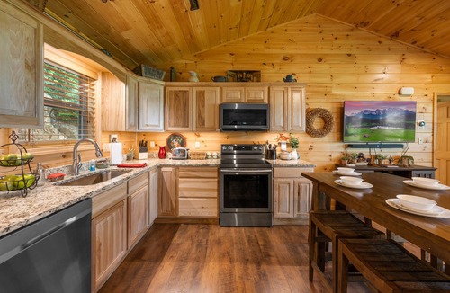 Gatlinburg Cabin | Secluded Getaway/King bed/Fire Pit/Hot tub/10 Min to Gatlinburg+Pigeon Forge