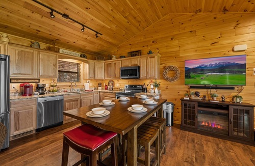 Gatlinburg Cabin | Secluded Getaway/King bed/Fire Pit/Hot tub/10 Min to Gatlinburg+Pigeon Forge