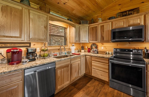 Gatlinburg Cabin | Secluded Getaway/King bed/Fire Pit/Hot tub/10 Min to Gatlinburg+Pigeon Forge