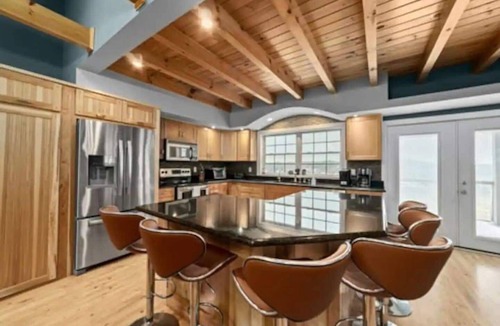 Dandridge Cabin | Secluded Lakefront Estate: Private Dock, Huge deck w/views, Kayaks, Hot Tub