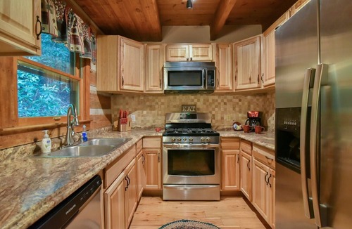 Fairview Cabin | Secluded Log Cabin, Close to Town, Hot Tub, WiFi, Fireplace, Pet Friendly