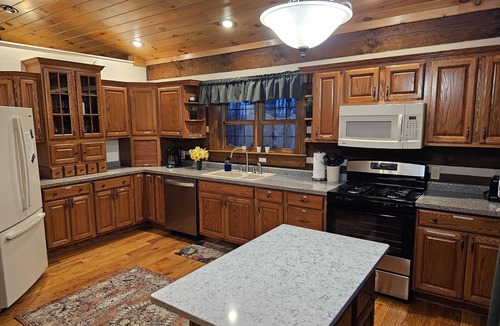 Helmsburg Cabin | Secluded Log Cabin on 5 Acres | Wildlife & Forest Views 3BR, 2BA