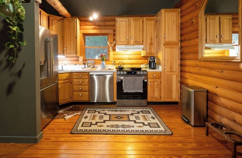 Bent Mountain Cabin | Secluded Mountain Cabin + Hottub