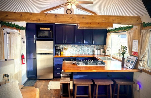 Burbank House | Secluded Tiny House with Fire Pit