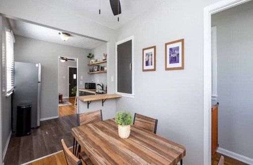 Speedway House | See description for Indy 500 negotiating. 1-2 blocks from Lot 2 entrance to IMS
