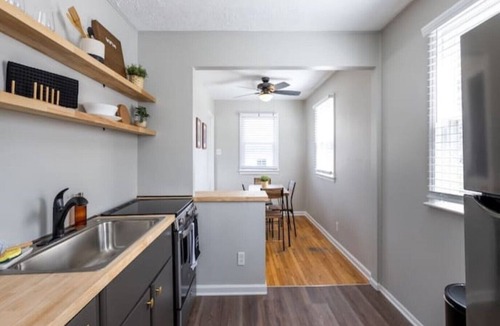 Speedway House | See description for Indy 500 negotiating. 1-2 blocks from Lot 2 entrance to IMS