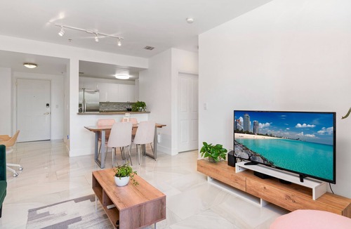 Coral Way Apartment | Self Check In, Free Parking , Pet Friendly Smart TV's, Desk ,Fast WIFI