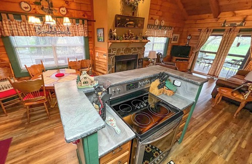 Waynesville Cottage | Serene Cabin in the Smokies w/2 Decks & Hot Tub!