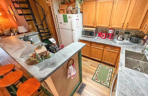Waynesville Cottage | Serene Cabin in the Smokies w/2 Decks & Hot Tub!