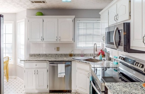 Jonesboro House | Serene & cheerful home w/ an enclosed yard - patio