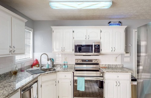 Jonesboro House | Serene & cheerful home w/ an enclosed yard - patio