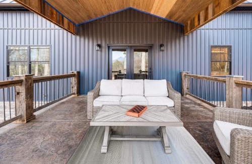 Bedford House | Serene Couple's Getaway w/Mtn Views in Bedford!