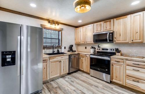 Bedford House | Serene Couple's Getaway w/Mtn Views in Bedford!