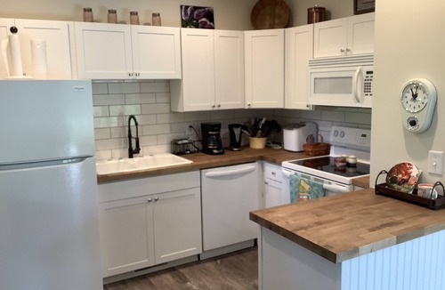 Centerville Cabin | Serene & Cozy Cabin in Middle Tennessee - Wrap Around Deck - Pet Friendly