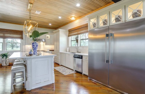 Ventress House | Serene Lake-View Oasis & River Retreat