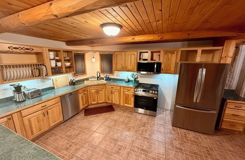 La Porte Cabin | Serene Log Cabin Forest Retreat - 25 min from Indiana Dunes & Lake MI Beach!