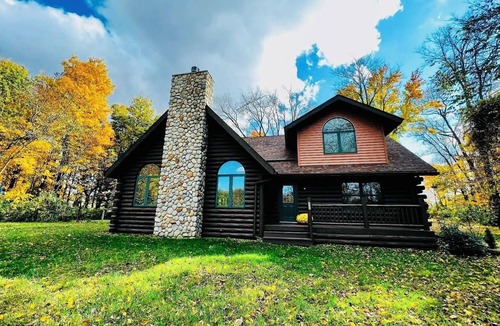 La Porte Cabin | Serene Log Cabin Forest Retreat - 25 min from Indiana Dunes & Lake MI Beach!