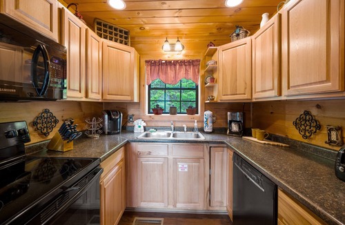 Sevierville House | Serene Mountain Getaway⭐️Views⭐️Gated Community⭐️Hot Tub⭐️Wildlife!
