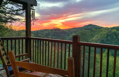 Sevierville House | Serene Mountain Getaway⭐️Views⭐️Gated Community⭐️Hot Tub⭐️Wildlife!