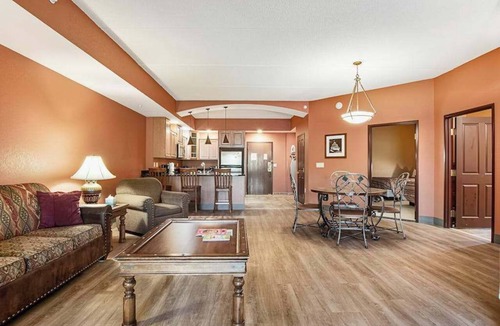 Wisconsin Dells Apartment | Serene river-view condo +discounted perks + two fireplaces