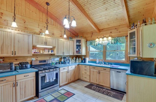 Dailey House | Serene Valley Bend Cabin Rental: 7 Private Acres!