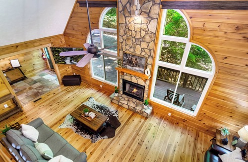 Walnut Mountain Cabin | Serene Walnut Mountain Getaway Hot Tub & Fire Pit Pet Friendly!