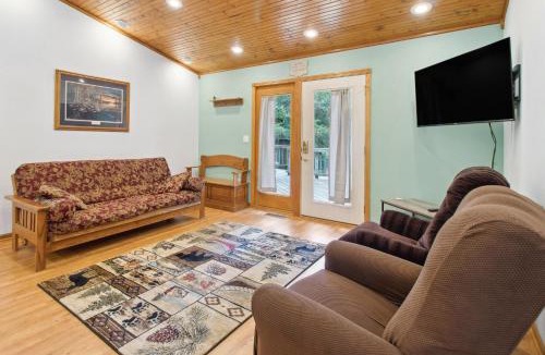 Yellville House | Serene Yellville Retreat w/Hot Tub on 85 Acres