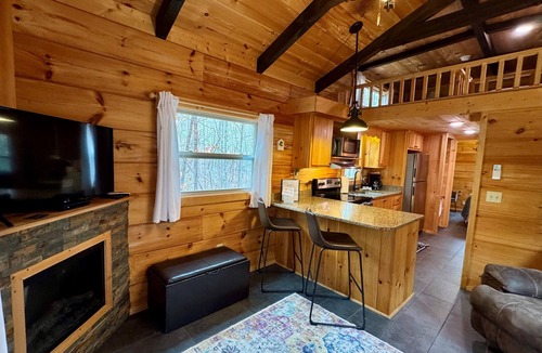 Mill Spring Cabin | Serenity Ridge Cabin B: Couple's Retreat + Hot Tub