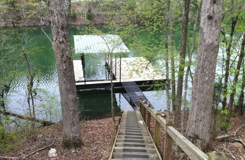 Flat Hollow Marina Cabin | Shady Grove' kayaker's paradise, private dock & safe swimming, gentle slope