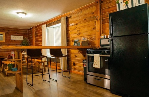 Blue Creek Cabin | Shawnee Forest Cabin · Hot Tub · Fire Pit · Creek