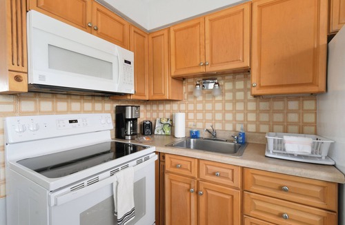 Singer Island Condo | Short Walk to Dining - Close to Beach - Snorkeling - Surfing - Wi-Fi