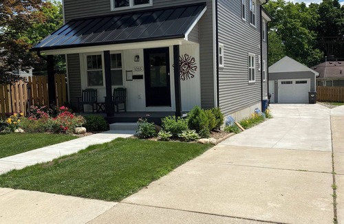 Dicken House | Short Walk to the Big House, Modern Spacious 3 BR + Basement Suite, 3.5 baths