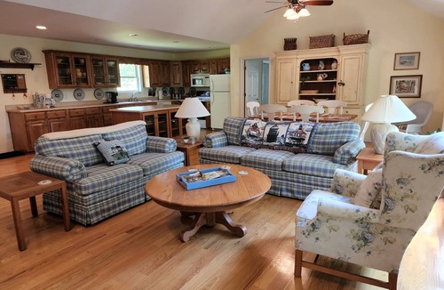 Scottsville House | Single Level Lakehouse Retreat