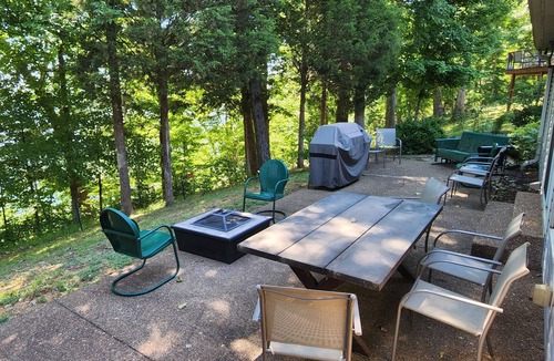Scottsville House | Single Level Lakehouse Retreat