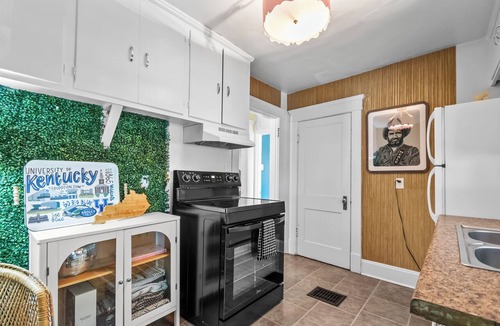 Owensboro House | Sip & Stay on Owensboro’s Whiskey Row Stylish 2BR Retreat