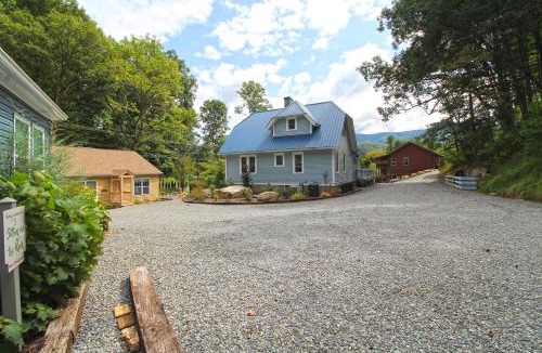 Bryson City Villa | Sitting on the Rock Modern Creekside Cottage in Bryson City