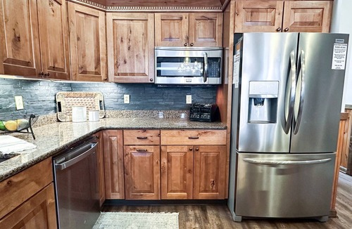 Snowshoe House | SKI IN/OUT @ Lift > Shuffleboard, Hot Tub, Pool Table, PS5, 7 bedrooms