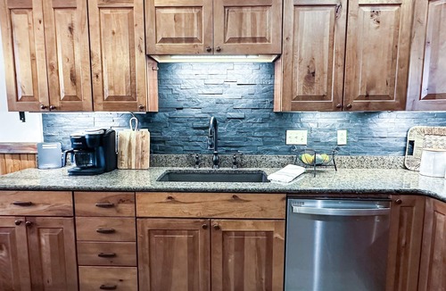 Snowshoe House | SKI IN/OUT @ Lift > Shuffleboard, Hot Tub, Pool Table, PS5, 7 bedrooms