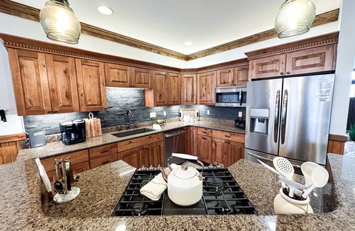 Snowshoe House | SKI IN/OUT @ Lift > Shuffleboard, Hot Tub, Pool Table, PS5, 7 bedrooms