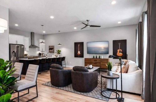 Nashville House | Skyline Hot Tub Retreat Walk to Honky Tonks