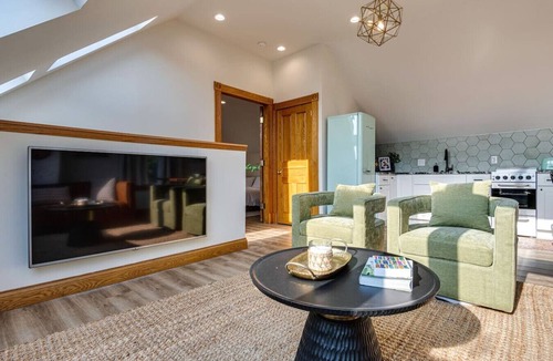 Lockerbie Square Apartment | Skyline View Condo, Best downtown spot, Park FREE!