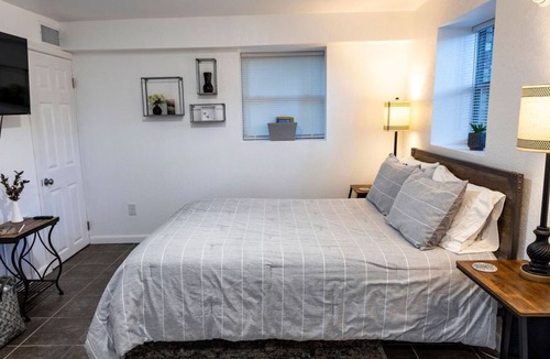 Mid America Apartment | Sleek Studio – Near the Lake and Sam’s Pizza
