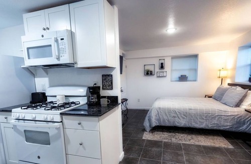 Mid America Apartment | Sleek Studio – Near the Lake and Sam’s Pizza