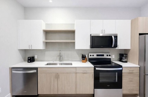 Dundee-Happy Hollow Historic District Apartment | Sleepover | Beautiful Studio + Gym/Sauna - Omaha
