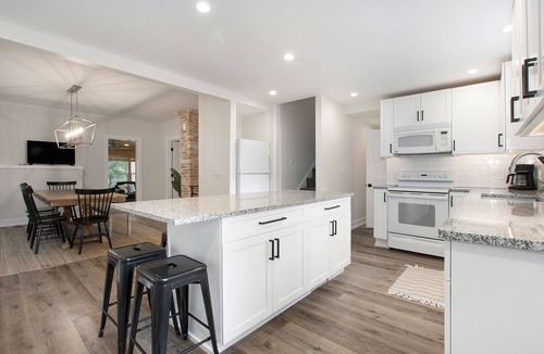 Saugatuck House | Sleeps 10-Hot Tub-Close to Downtown-Resort Pool