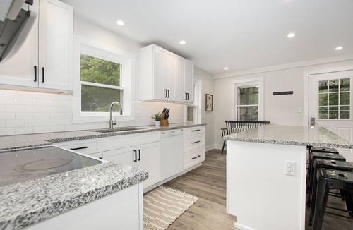 Saugatuck House | Sleeps 10-Hot Tub-Close to Downtown-Resort Pool