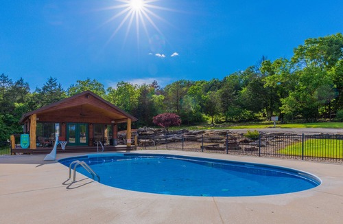 Cassville Condo | Sleeps 10(two 5 person units), Pool, Big M Marina, 15 min to Roaring River
